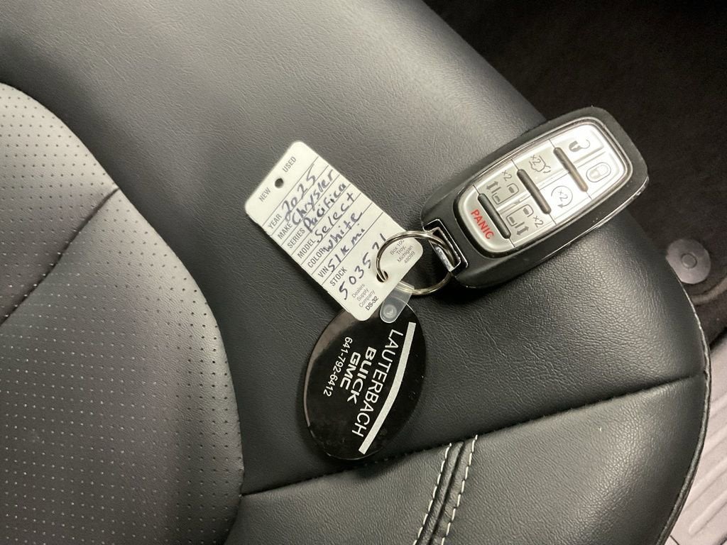 2025 Chrysler Pacifica Select