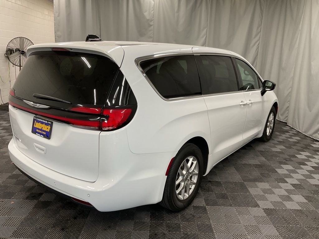 2025 Chrysler Pacifica Select